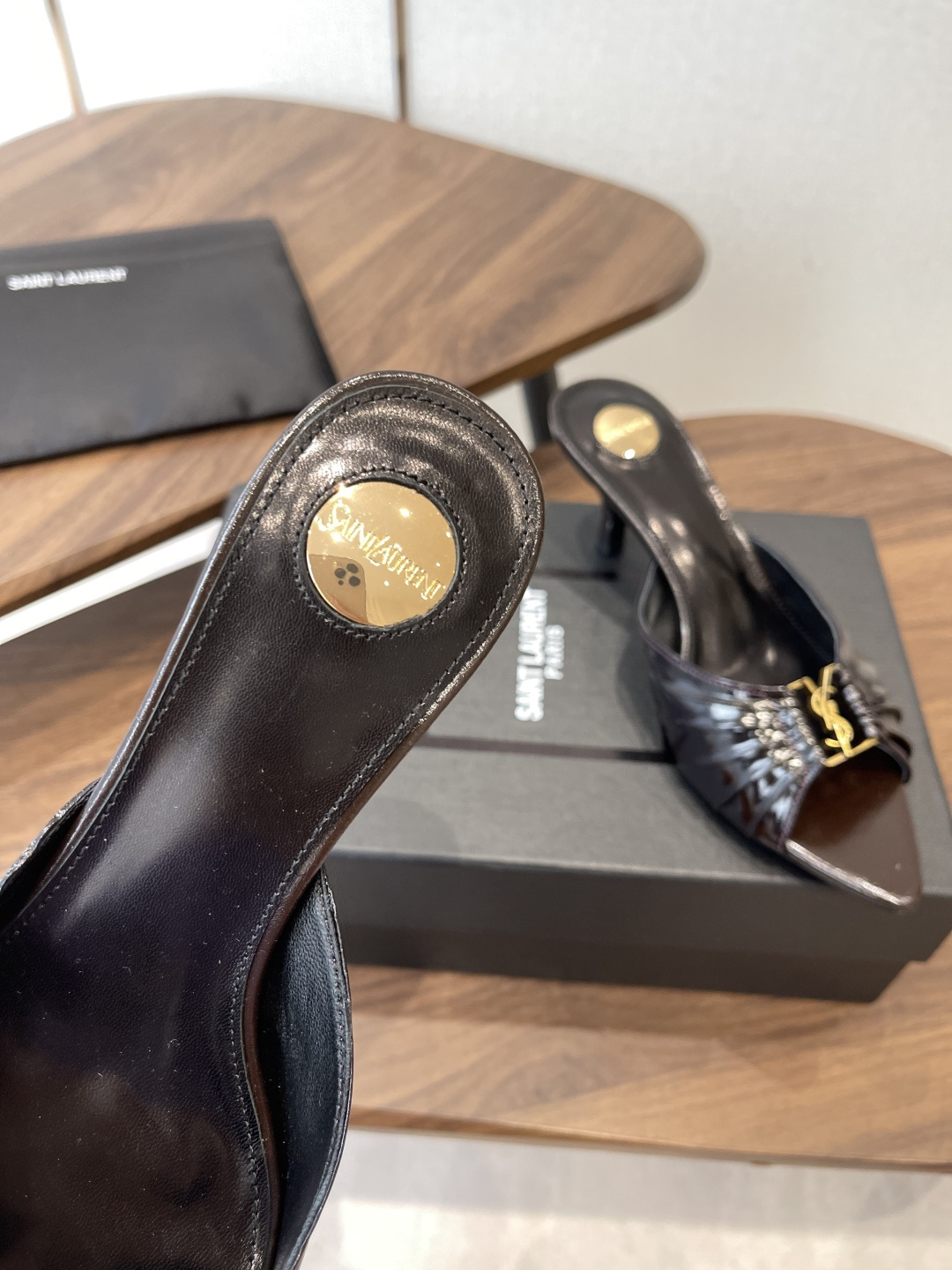 Saint Laurent26SS春夏新款尖头细跟凉拖自带冷艳贵气感的夏日高跟款，这双直接把法式性感和高