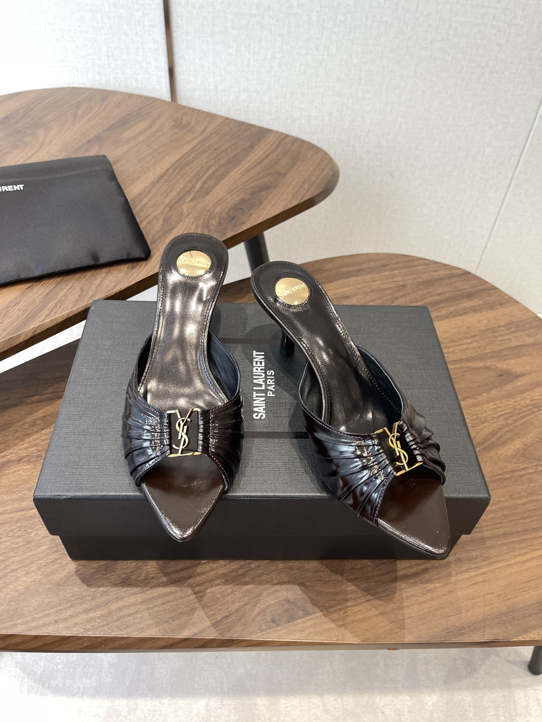 Saint Laurent26SS春夏新款尖头细跟凉拖自带冷艳贵气感的夏日高跟款，这双直接把法式性感和高