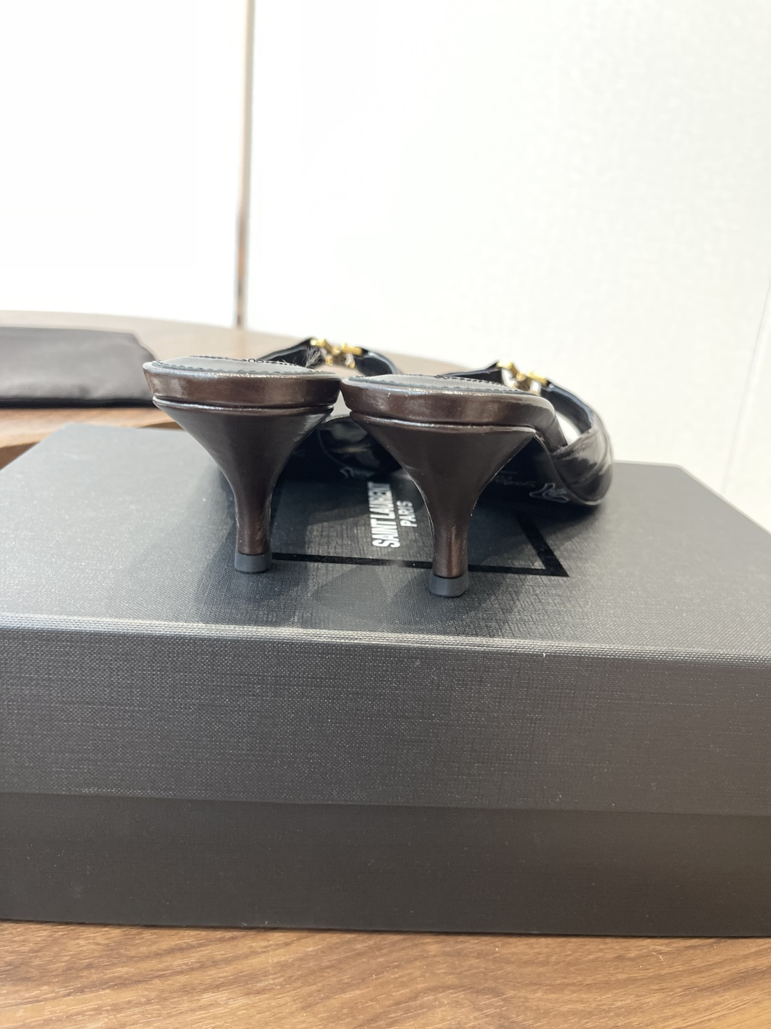 Saint Laurent26SS春夏新款尖头细跟凉拖自带冷艳贵气感的夏日高跟款，这双直接把法式性感和高