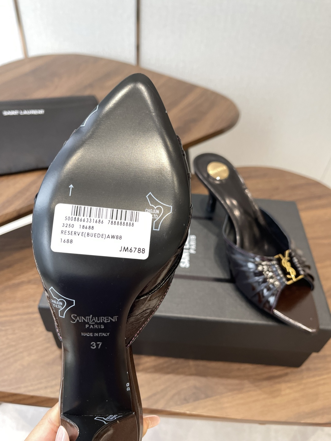 Saint Laurent26SS春夏新款尖头细跟凉拖自带冷艳贵气感的夏日高跟款，这双直接把法式性感和高