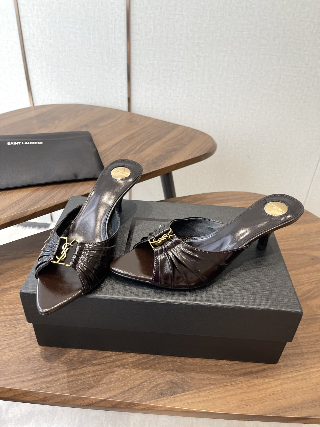 Saint Laurent26SS春夏新款尖头细跟凉拖自带冷艳贵气感的夏日高跟款，这双直接把法式性感和高