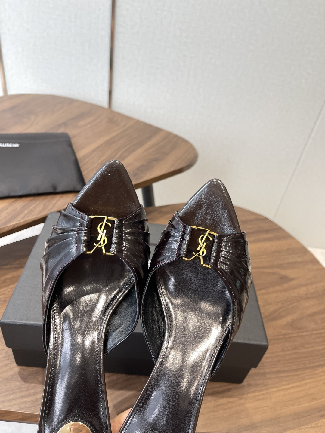Saint Laurent26SS春夏新款尖头细跟凉拖自带冷艳贵气感的夏日高跟款，这双直接把法式性感和高