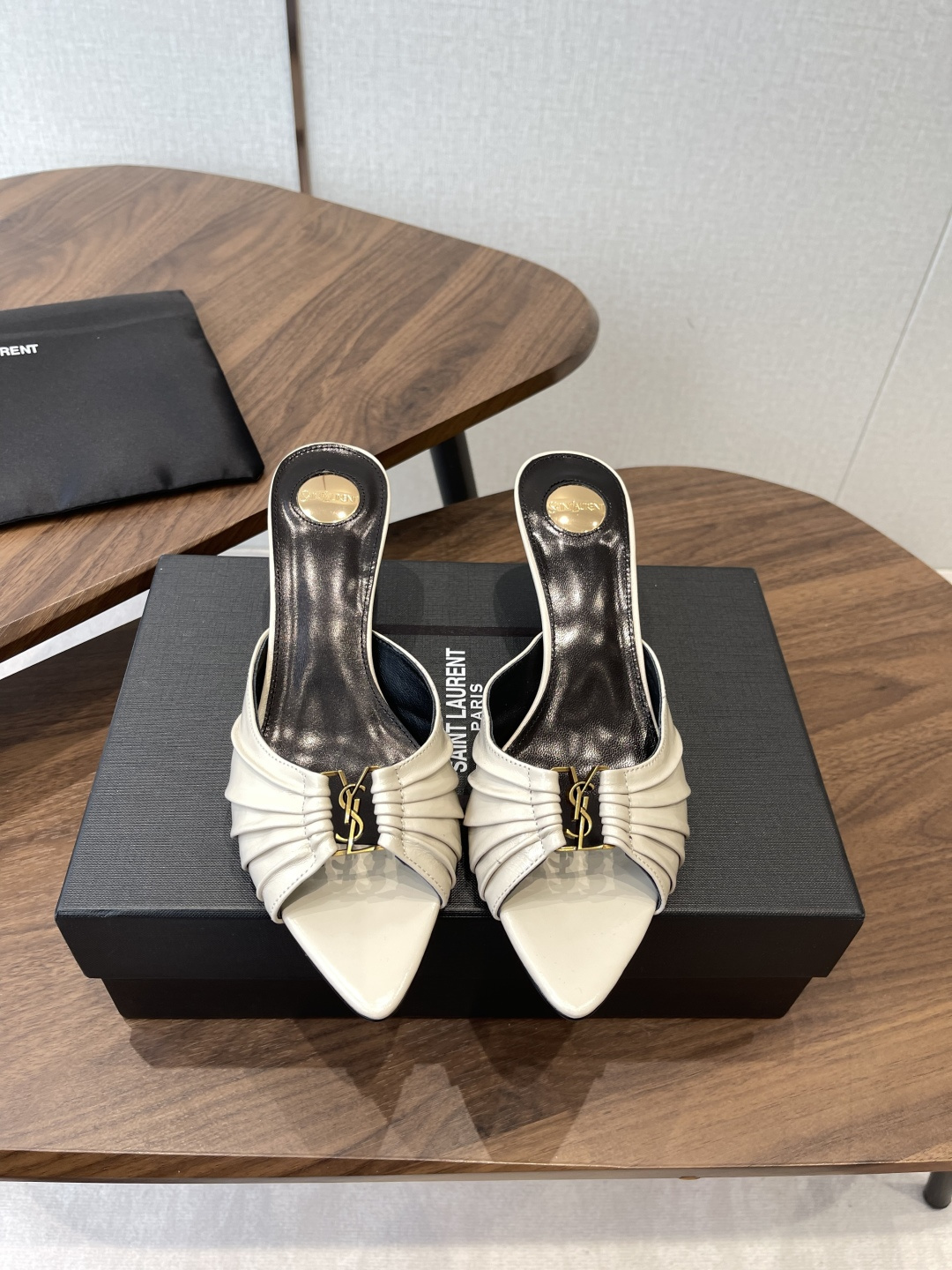Saint Laurent26SS春夏新款尖头细跟凉拖自带冷艳贵气感的夏日高跟款，这双直接把法式性感和高