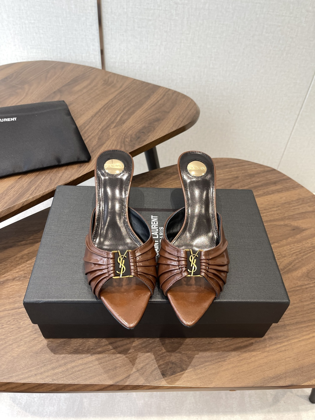 Saint Laurent26SS春夏新款尖头细跟凉拖自带冷艳贵气感的夏日高跟款，这双直接把法式性感和高