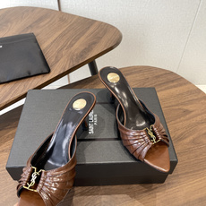 Saint Laurent26SS春夏新款尖头细跟凉拖自带冷艳贵气感的夏日高跟款,这双直接把法式性感和高 Saint Laurent26SS春夏新款尖头细跟凉拖自带冷艳贵气感的夏日高跟款,这双直接把法式性感和高