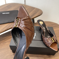 Saint Laurent26SS春夏新款尖头细跟凉拖自带冷艳贵气感的夏日高跟款,这双直接把法式性感和高 Saint Laurent26SS春夏新款尖头细跟凉拖自带冷艳贵气感的夏日高跟款,这双直接把法式性感和高