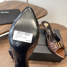 Saint Laurent26SS春夏新款尖头细跟凉拖自带冷艳贵气感的夏日高跟款,这双直接把法式性感和高 Saint Laurent26SS春夏新款尖头细跟凉拖自带冷艳贵气感的夏日高跟款,这双直接把法式性感和高