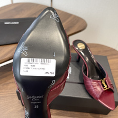 Saint Laurent26SS春夏新款尖头细跟凉拖自带冷艳贵气感的夏日高跟款,这双直接把法式性感和高 Saint Laurent26SS春夏新款尖头细跟凉拖自带冷艳贵气感的夏日高跟款,这双直接把法式性感和高