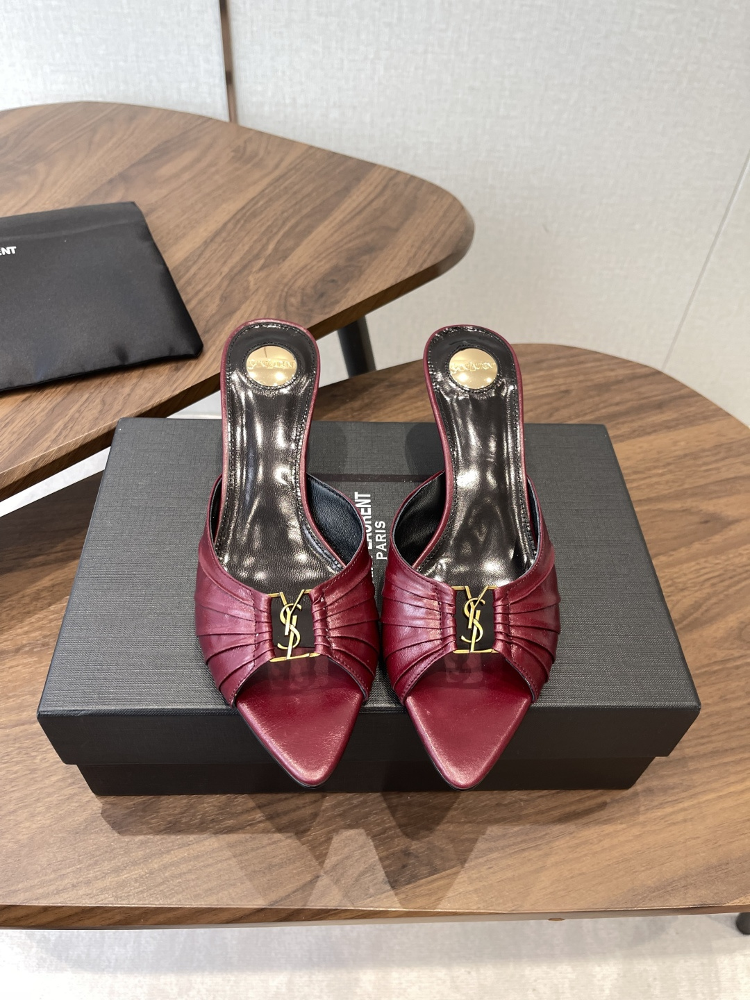 Saint Laurent26SS春夏新款尖头细跟凉拖自带冷艳贵气感的夏日高跟款，这双直接把法式性感和高