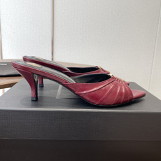 Saint Laurent26SS春夏新款尖头细跟凉拖自带冷艳贵气感的夏日高跟款,这双直接把法式性感和高 Saint Laurent26SS春夏新款尖头细跟凉拖自带冷艳贵气感的夏日高跟款,这双直接把法式性感和高