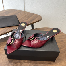 Saint Laurent26SS春夏新款尖头细跟凉拖自带冷艳贵气感的夏日高跟款,这双直接把法式性感和高 Saint Laurent26SS春夏新款尖头细跟凉拖自带冷艳贵气感的夏日高跟款,这双直接把法式性感和高