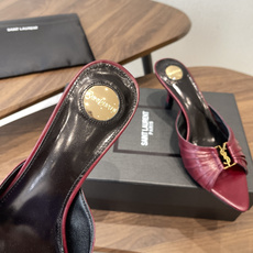Saint Laurent26SS春夏新款尖头细跟凉拖自带冷艳贵气感的夏日高跟款,这双直接把法式性感和高 Saint Laurent26SS春夏新款尖头细跟凉拖自带冷艳贵气感的夏日高跟款,这双直接把法式性感和高