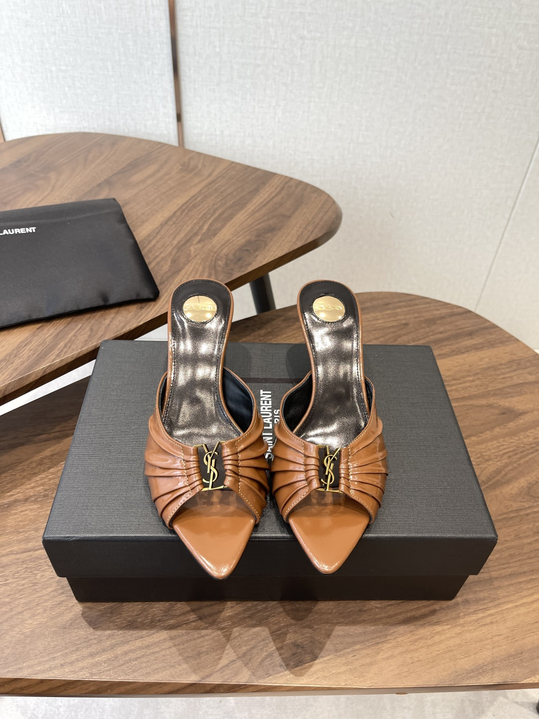 Saint Laurent26SS春夏新款尖头细跟凉拖自带冷艳贵气感的夏日高跟款，这双直接把法式性感和高