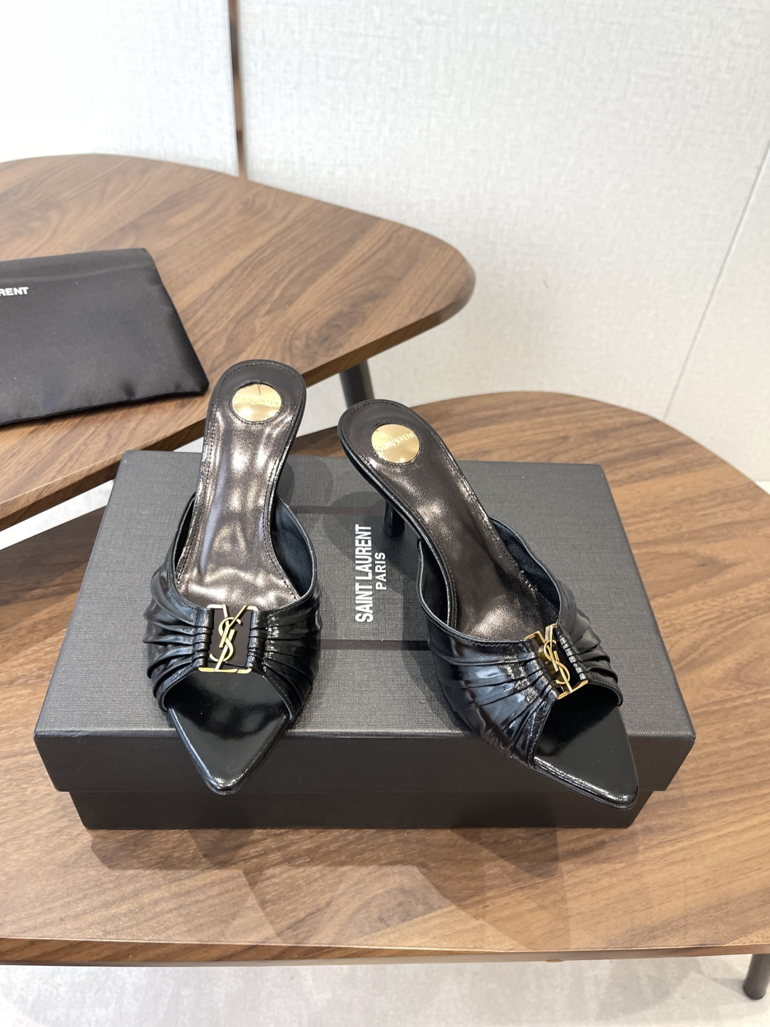 Saint Laurent26SS春夏新款尖头细跟凉拖自带冷艳贵气感的夏日高跟款，这双直接把法式性感和高
