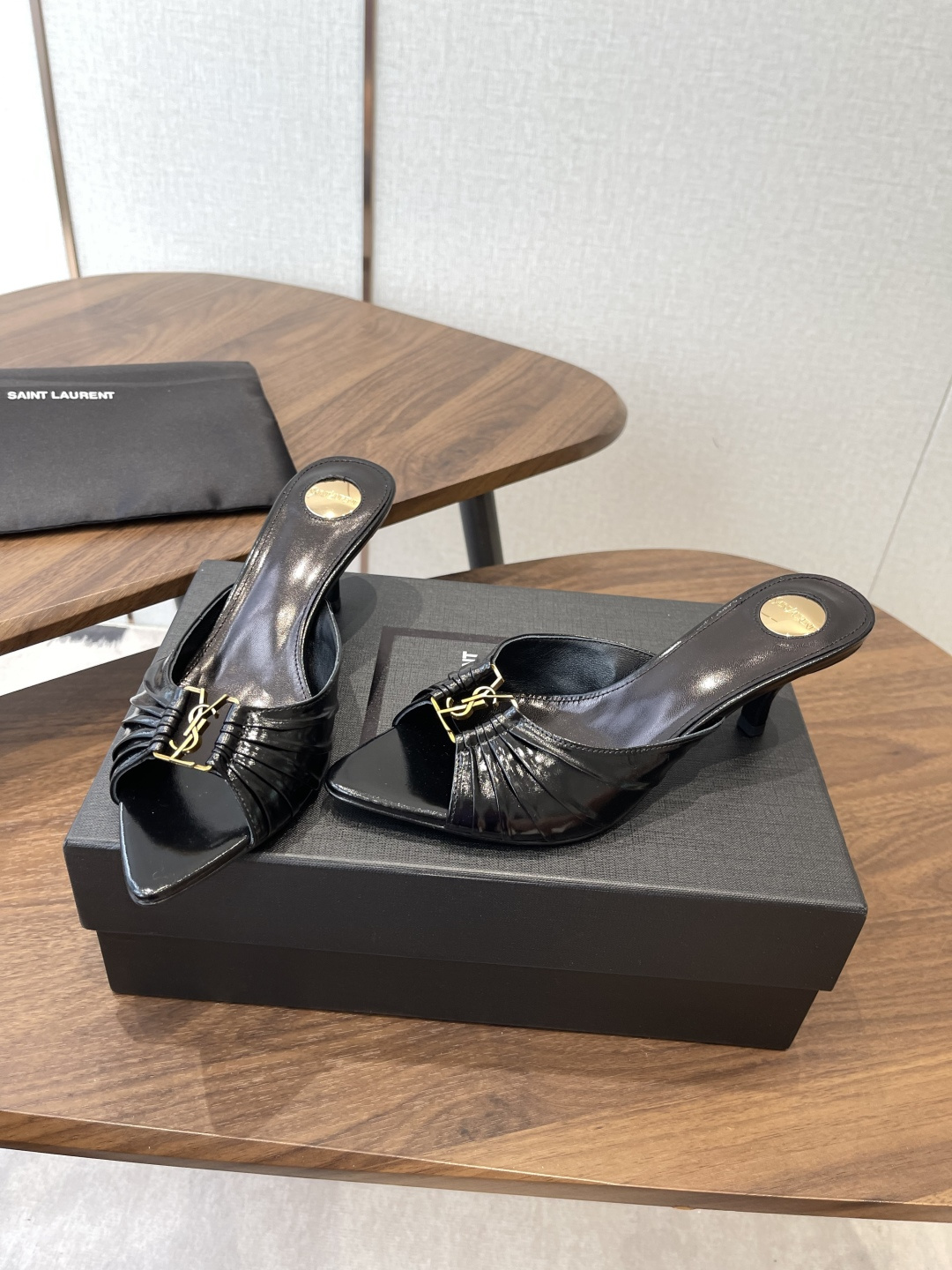 Saint Laurent26SS春夏新款尖头细跟凉拖自带冷艳贵气感的夏日高跟款，这双直接把法式性感和高