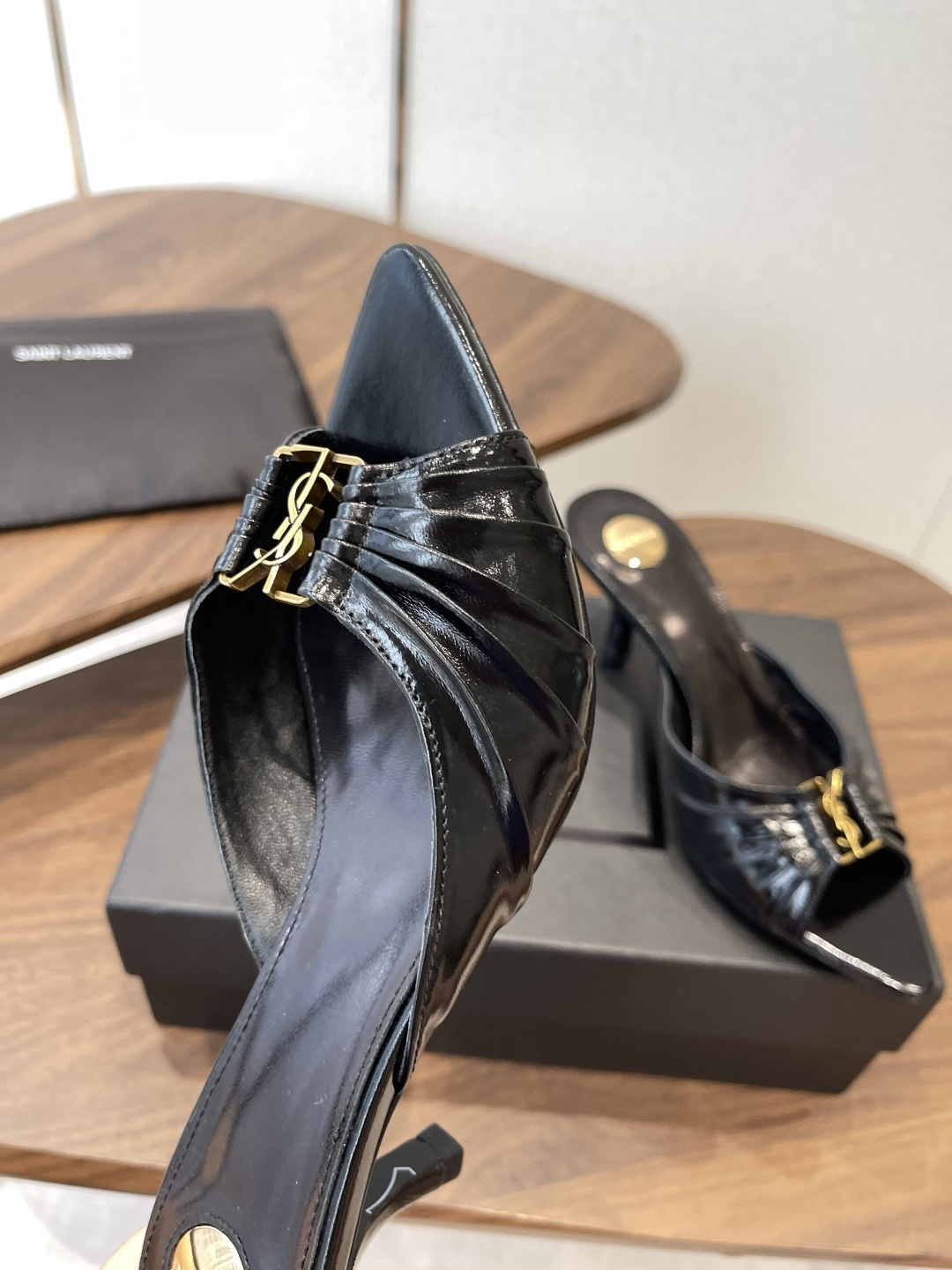 Saint Laurent26SS春夏新款尖头细跟凉拖自带冷艳贵气感的夏日高跟款，这双直接把法式性感和高