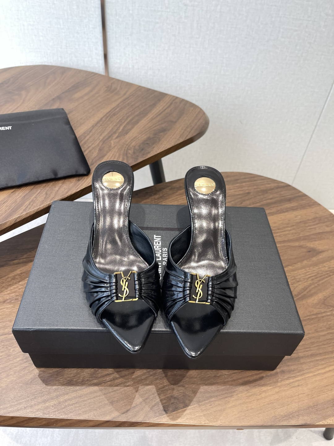Saint Laurent26SS春夏新款尖头细跟凉拖自带冷艳贵气感的夏日高跟款，这双直接把法式性感和高