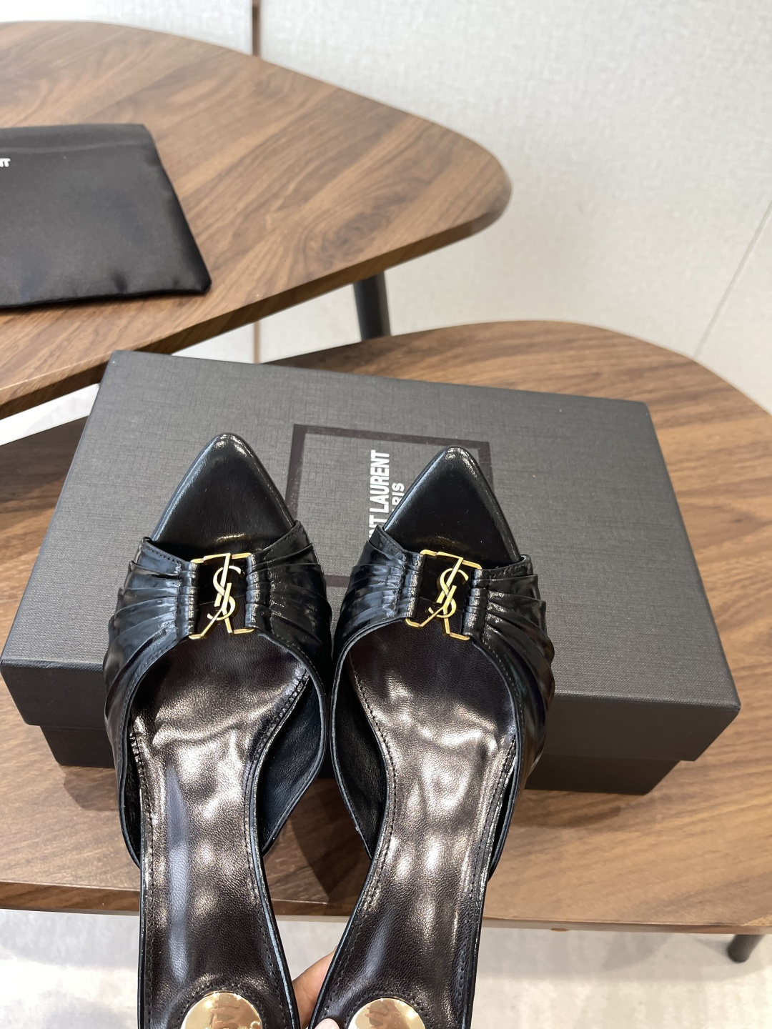 Saint Laurent26SS春夏新款尖头细跟凉拖自带冷艳贵气感的夏日高跟款，这双直接把法式性感和高