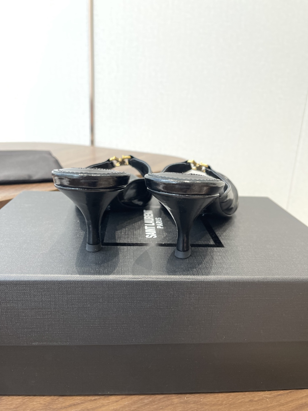 Saint Laurent26SS春夏新款尖头细跟凉拖自带冷艳贵气感的夏日高跟款，这双直接把法式性感和高