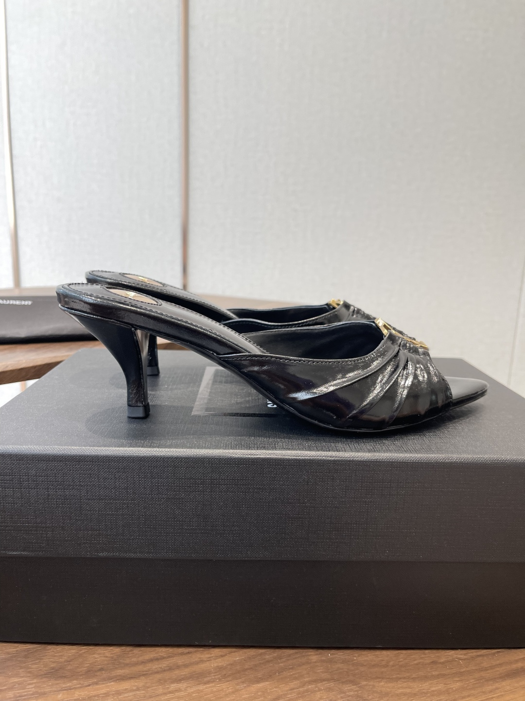 Saint Laurent26SS春夏新款尖头细跟凉拖自带冷艳贵气感的夏日高跟款，这双直接把法式性感和高