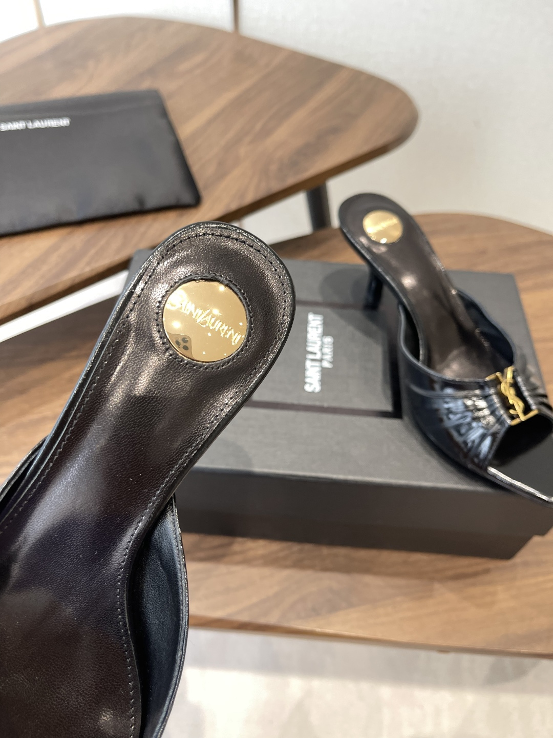 Saint Laurent26SS春夏新款尖头细跟凉拖自带冷艳贵气感的夏日高跟款，这双直接把法式性感和高