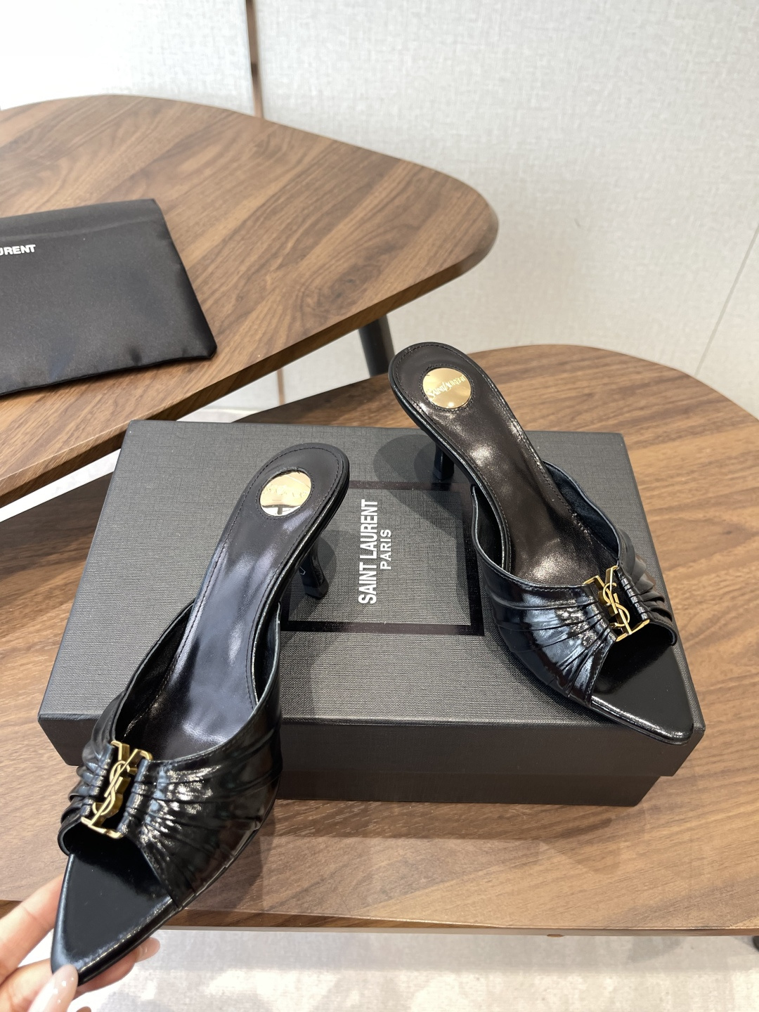 Saint Laurent26SS春夏新款尖头细跟凉拖自带冷艳贵气感的夏日高跟款，这双直接把法式性感和高