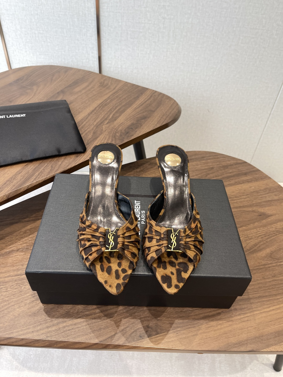 Saint Laurent26SS春夏新款尖头细跟凉拖自带冷艳贵气感的夏日高跟款，这双直接把法式性感和高