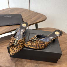 Saint Laurent26SS春夏新款尖头细跟凉拖自带冷艳贵气感的夏日高跟款,这双直接把法式性感和高 Saint Laurent26SS春夏新款尖头细跟凉拖自带冷艳贵气感的夏日高跟款,这双直接把法式性感和高