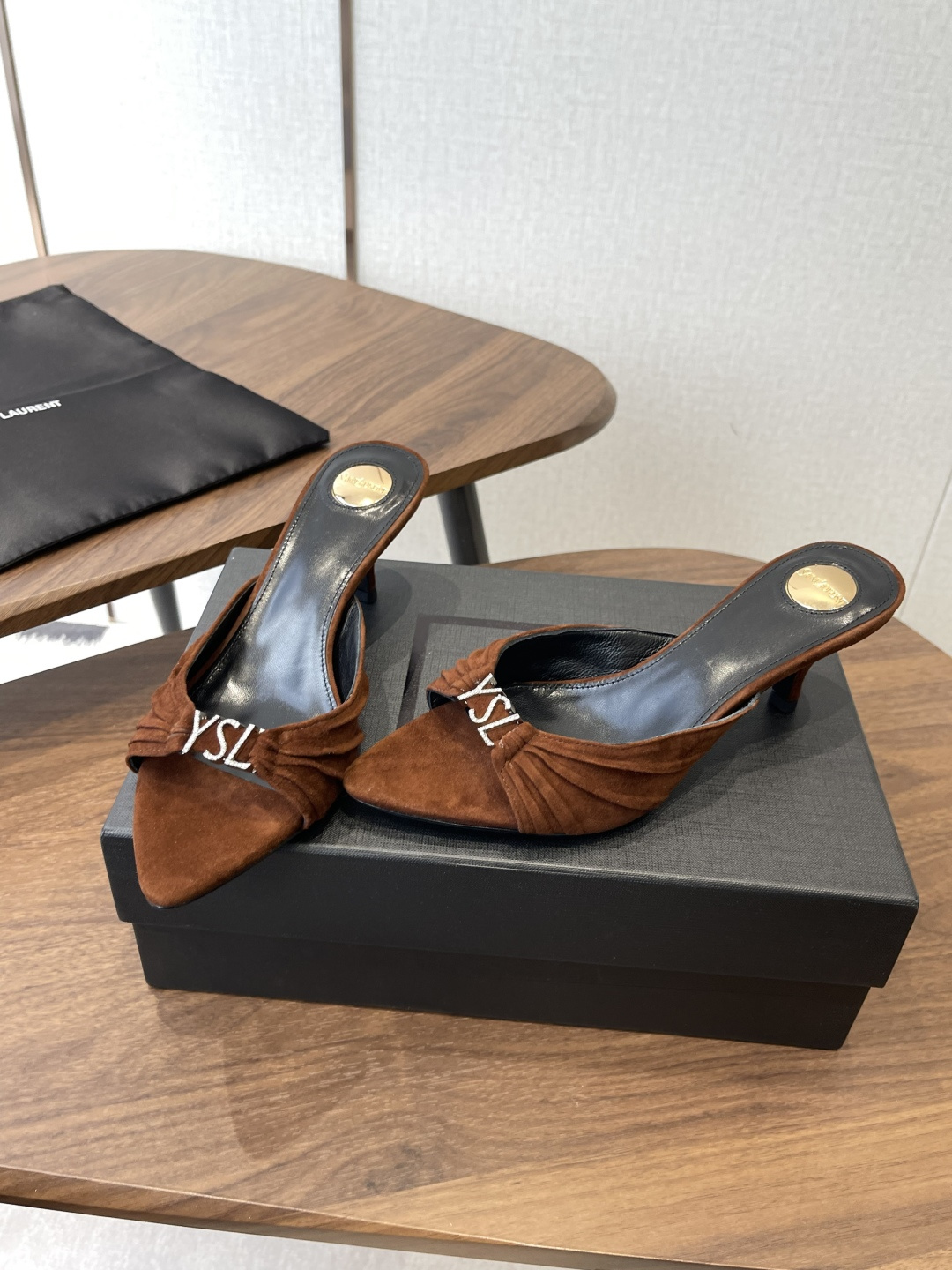 Saint Laurent26SS春夏新款尖头细跟凉拖自带冷艳贵气感的夏日高跟款，这双直接把法式性感和高