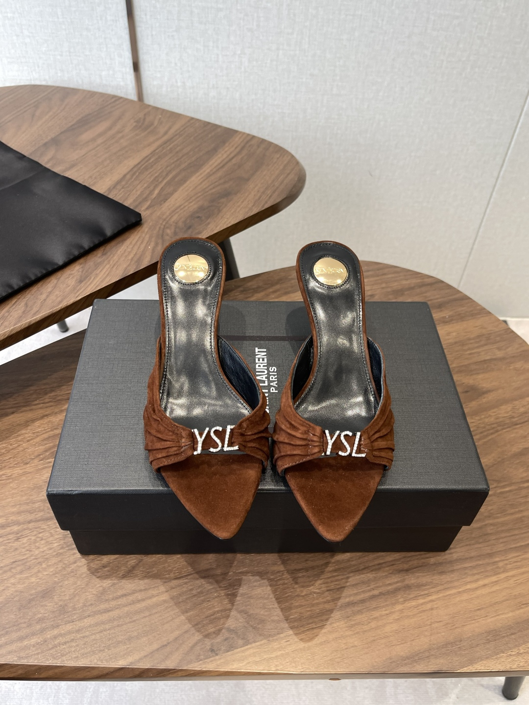 Saint Laurent26SS春夏新款尖头细跟凉拖自带冷艳贵气感的夏日高跟款，这双直接把法式性感和高