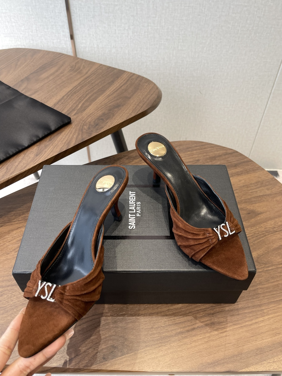 Saint Laurent26SS春夏新款尖头细跟凉拖自带冷艳贵气感的夏日高跟款，这双直接把法式性感和高