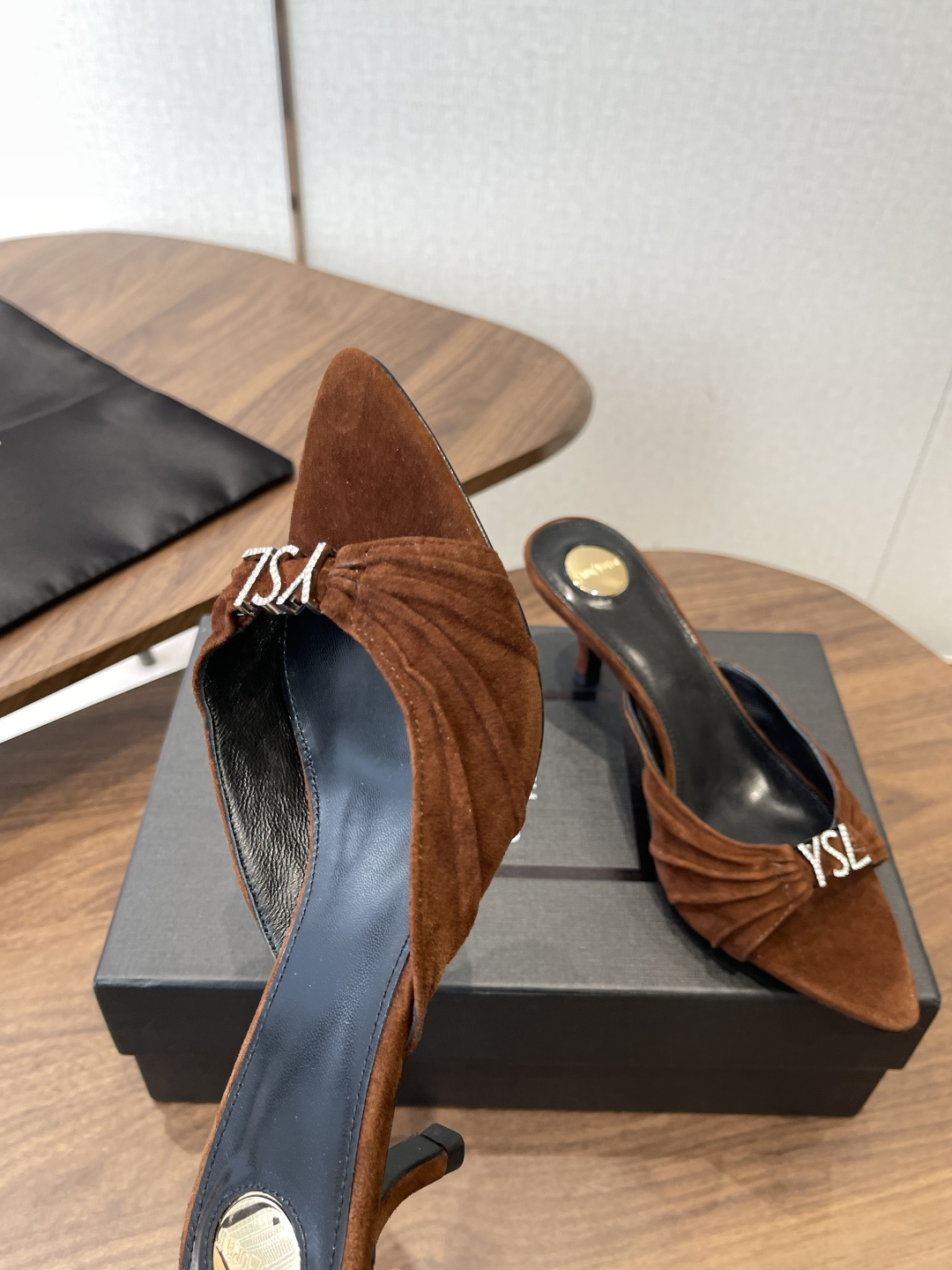 Saint Laurent26SS春夏新款尖头细跟凉拖自带冷艳贵气感的夏日高跟款，这双直接把法式性感和高