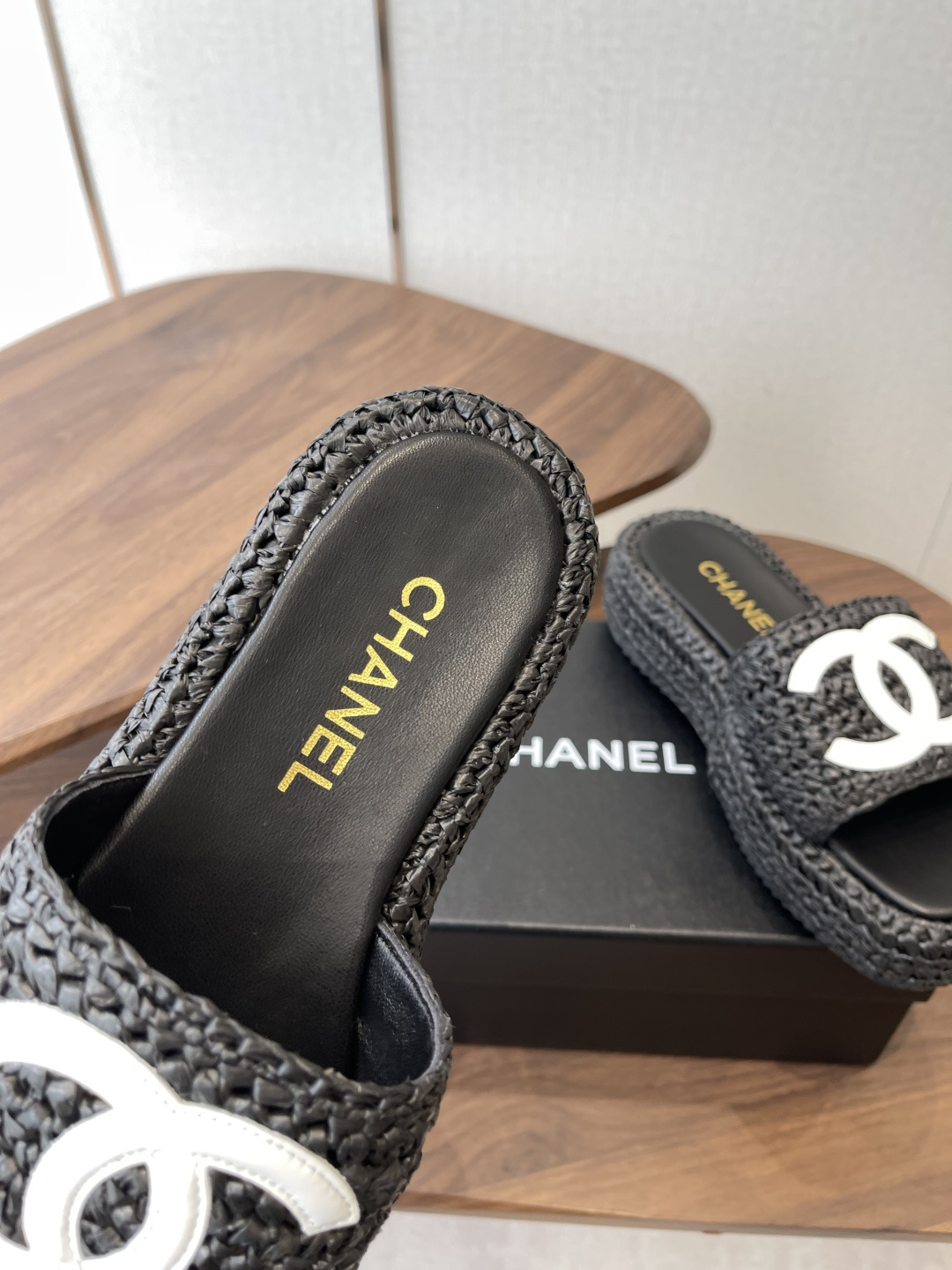 Chaner26ss绝美拉菲草编 厚底拖鞋精致的编织定义了这些具有时尚设计的拉菲亚幻灯片，这款拖鞋充满夏