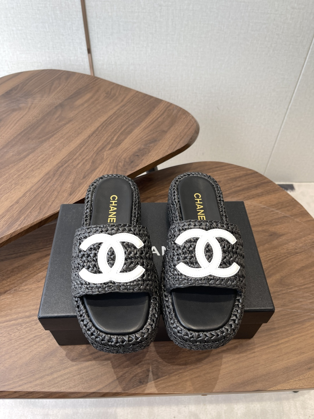 Chaner26ss绝美拉菲草编 厚底拖鞋精致的编织定义了这些具有时尚设计的拉菲亚幻灯片，这款拖鞋充满夏
