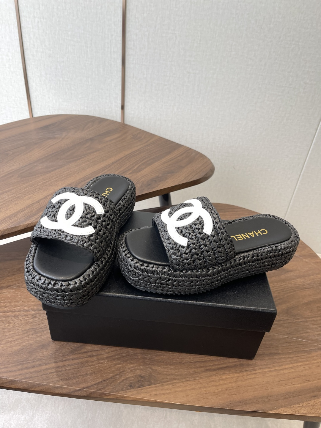 Chaner26ss绝美拉菲草编 厚底拖鞋精致的编织定义了这些具有时尚设计的拉菲亚幻灯片，这款拖鞋充满夏