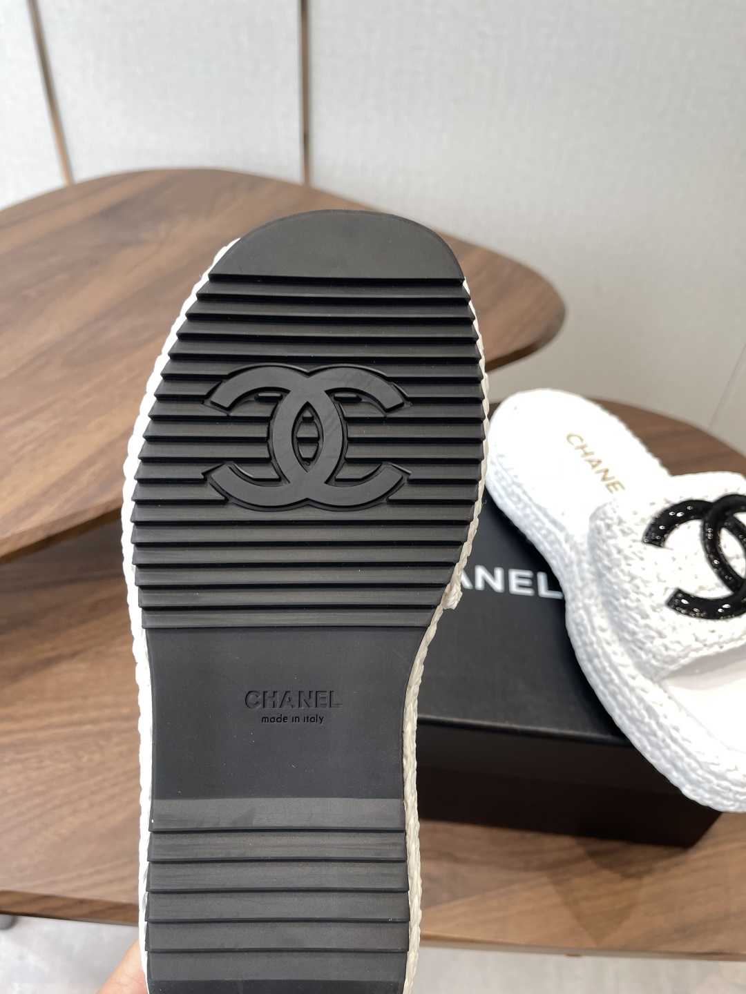Chaner26ss绝美拉菲草编 厚底拖鞋精致的编织定义了这些具有时尚设计的拉菲亚幻灯片,这款拖鞋充满夏 Chaner26ss绝美拉菲草编 厚底拖鞋精致的编织定义了这些具有时尚设计的拉菲亚幻灯片,这款拖鞋充满夏