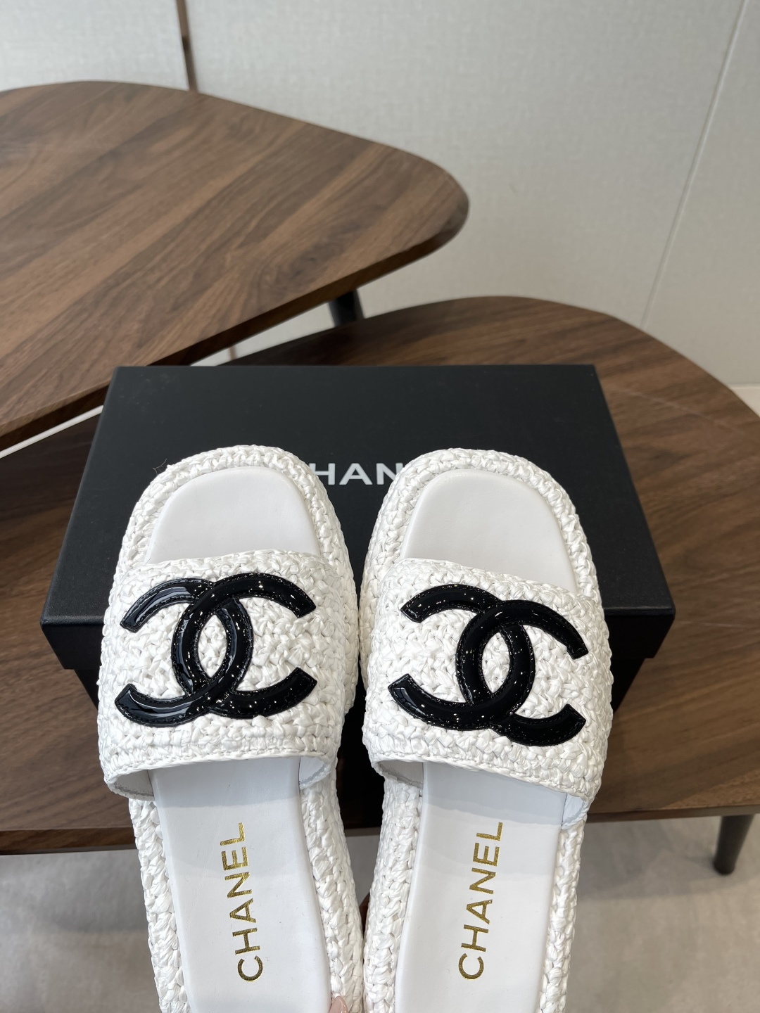 Chaner26ss绝美拉菲草编 厚底拖鞋精致的编织定义了这些具有时尚设计的拉菲亚幻灯片,这款拖鞋充满夏 Chaner26ss绝美拉菲草编 厚底拖鞋精致的编织定义了这些具有时尚设计的拉菲亚幻灯片,这款拖鞋充满夏