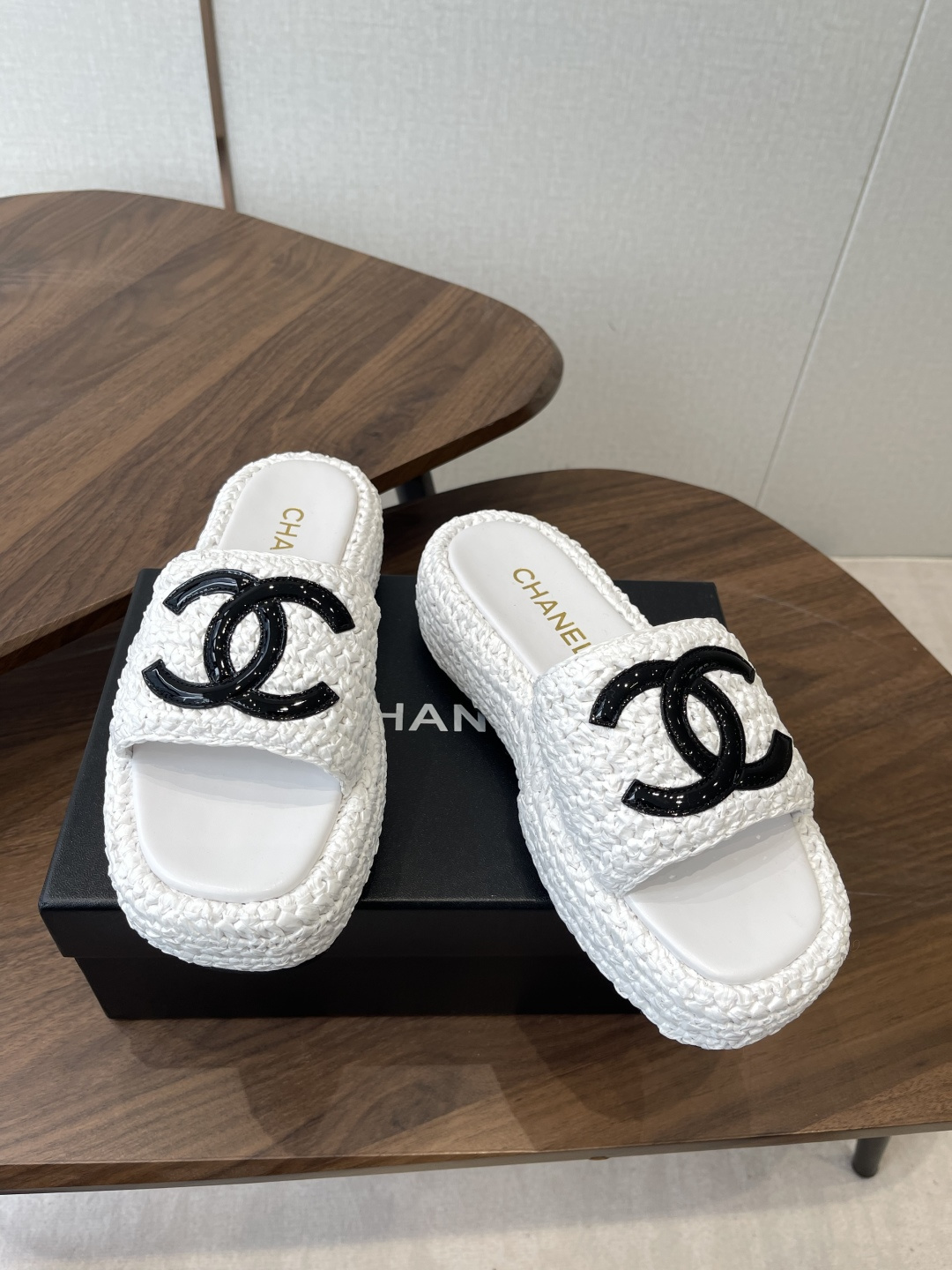 Chaner26ss绝美拉菲草编 厚底拖鞋精致的编织定义了这些具有时尚设计的拉菲亚幻灯片,这款拖鞋充满夏 Chaner26ss绝美拉菲草编 厚底拖鞋精致的编织定义了这些具有时尚设计的拉菲亚幻灯片,这款拖鞋充满夏
