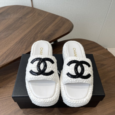 Chaner26ss绝美拉菲草编 厚底拖鞋精致的编织定义了这些具有时尚设计的拉菲亚幻灯片,这款拖鞋充满夏 Chaner26ss绝美拉菲草编 厚底拖鞋精致的编织定义了这些具有时尚设计的拉菲亚幻灯片,这款拖鞋充满夏