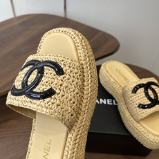 Chaner26ss绝美拉菲草编 厚底拖鞋精致的编织定义了这些具有时尚设计的拉菲亚幻灯片,这款拖鞋充满夏 Chaner26ss绝美拉菲草编 厚底拖鞋精致的编织定义了这些具有时尚设计的拉菲亚幻灯片,这款拖鞋充满夏