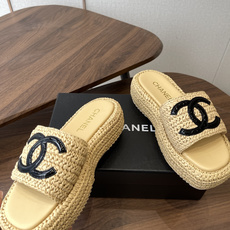 Chaner26ss绝美拉菲草编 厚底拖鞋精致的编织定义了这些具有时尚设计的拉菲亚幻灯片,这款拖鞋充满夏 Chaner26ss绝美拉菲草编 厚底拖鞋精致的编织定义了这些具有时尚设计的拉菲亚幻灯片,这款拖鞋充满夏