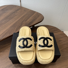 Chaner26ss绝美拉菲草编 厚底拖鞋精致的编织定义了这些具有时尚设计的拉菲亚幻灯片,这款拖鞋充满夏 Chaner26ss绝美拉菲草编 厚底拖鞋精致的编织定义了这些具有时尚设计的拉菲亚幻灯片,这款拖鞋充满夏