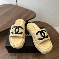 Chaner26ss绝美拉菲草编 厚底拖鞋精致的编织定义了这些具有时尚设计的拉菲亚幻灯片,这款拖鞋充满夏 Chaner26ss绝美拉菲草编 厚底拖鞋精致的编织定义了这些具有时尚设计的拉菲亚幻灯片,这款拖鞋充满夏
