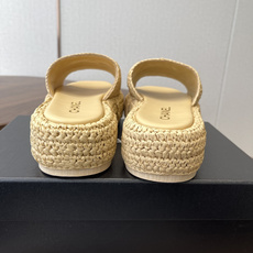 Chaner26ss绝美拉菲草编 厚底拖鞋精致的编织定义了这些具有时尚设计的拉菲亚幻灯片,这款拖鞋充满夏 Chaner26ss绝美拉菲草编 厚底拖鞋精致的编织定义了这些具有时尚设计的拉菲亚幻灯片,这款拖鞋充满夏