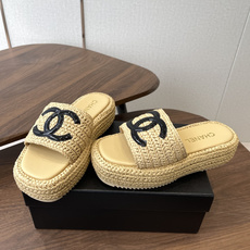 Chaner26ss绝美拉菲草编 厚底拖鞋精致的编织定义了这些具有时尚设计的拉菲亚幻灯片,这款拖鞋充满夏 Chaner26ss绝美拉菲草编 厚底拖鞋精致的编织定义了这些具有时尚设计的拉菲亚幻灯片,这款拖鞋充满夏