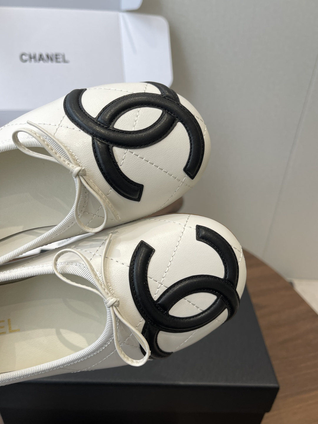CHANEL26ss小香经典菱格蝴蝶结康鹏芭蕾舞鞋当菱格纹的密码邂逅芭蕾的灵动这双单鞋便成了穿越时光的优