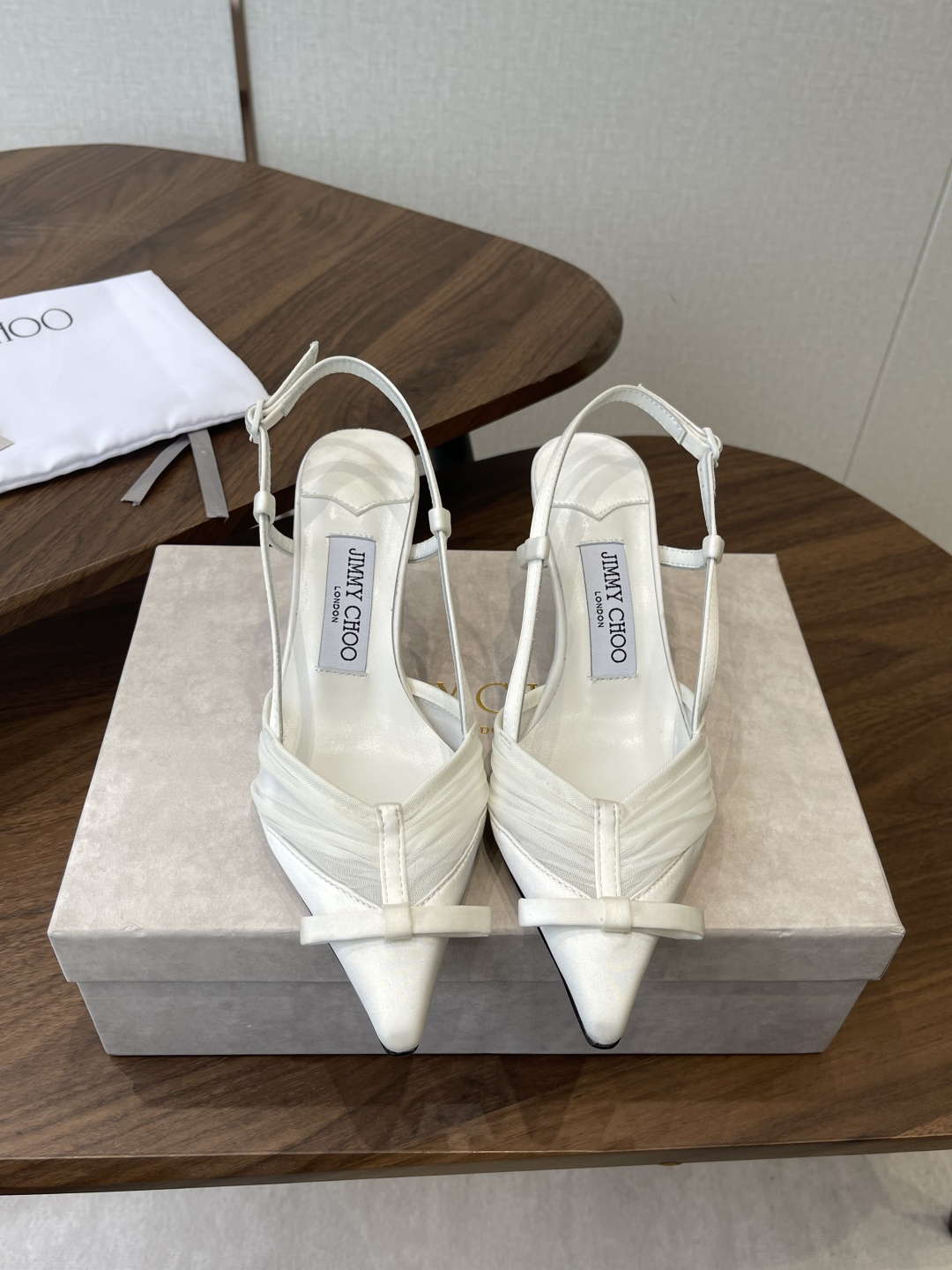 Jimmy Choo 26ss 春夏 系列JC新款 高跟凉鞋模糊鞋履与珠宝配饰之间的界线 鲜明 Jimm
