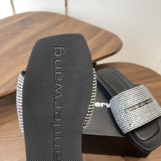 莞产Alexander Wang26ss早春新款平底满钻凉拖把星光踩在脚下!整面水钻铺满鞋带宽面,走路时 莞产Alexander Wang26ss早春新款平底满钻凉拖把星光踩在脚下!整面水钻铺满鞋带宽面,走路时