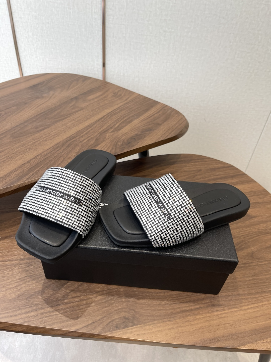 莞产Alexander Wang26ss早春新款平底满钻凉拖把星光踩在脚下!整面水钻铺满鞋带宽面,走路时 莞产Alexander Wang26ss早春新款平底满钻凉拖把星光踩在脚下!整面水钻铺满鞋带宽面,走路时