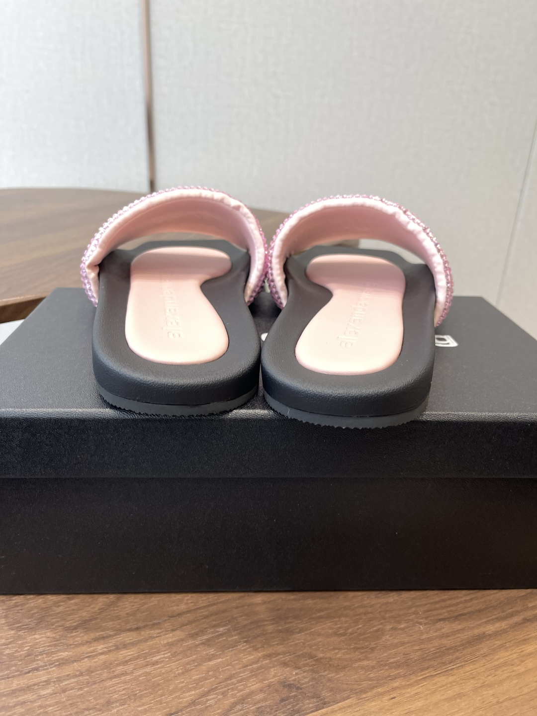 莞产Alexander Wang26ss早春新款平底满钻凉拖把星光踩在脚下!整面水钻铺满鞋带宽面,走路时 莞产Alexander Wang26ss早春新款平底满钻凉拖把星光踩在脚下!整面水钻铺满鞋带宽面,走路时